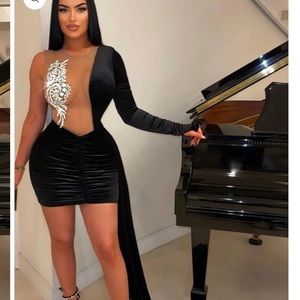 Black elegant dress can be work for prom are other special occasion.